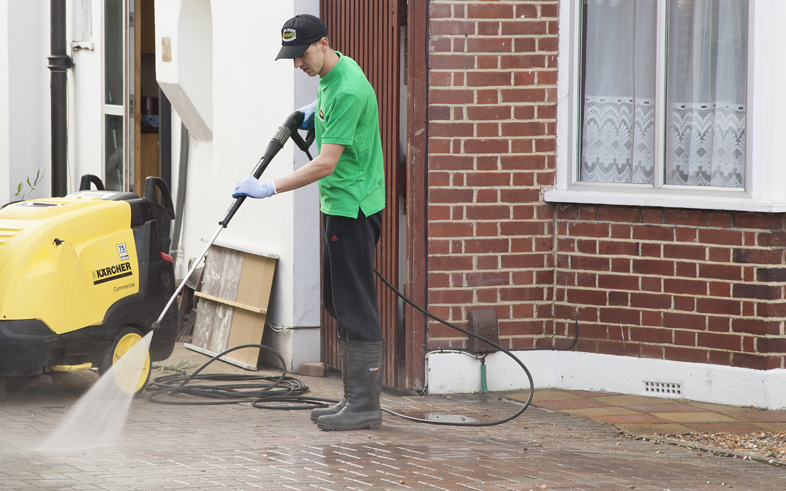 How Do Professional Cleaners Handle Balcony Cleaning in Dubai Towers?