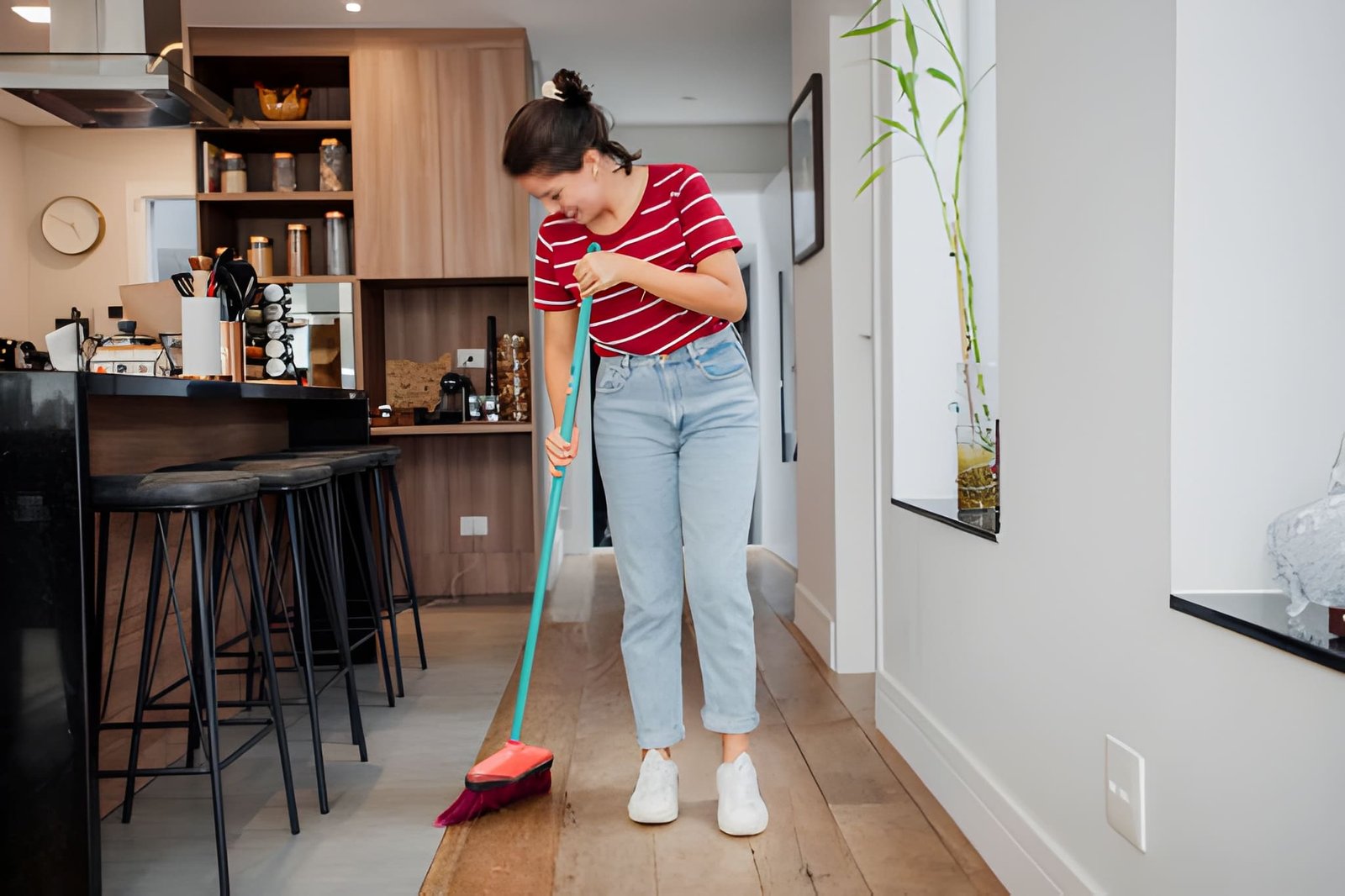 Inside vs Outside Window Cleaning: What Pros Handle in Dubai